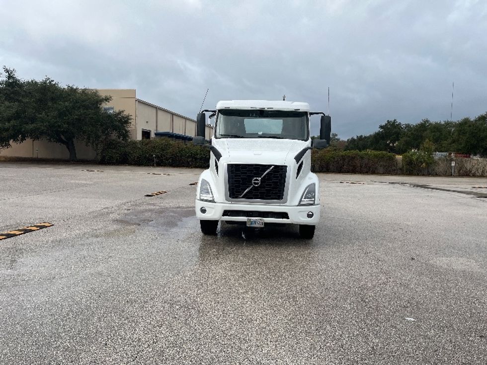 Day Cab Tractor-Heavy Duty Tractors-Volvo-2022-VNR64300-Tampa-FL-662,409\n\t\tmiles-$ 30,000 - Image 2