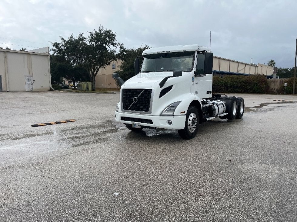 Day Cab Tractor-Heavy Duty Tractors-Volvo-2022-VNR64300-Tampa-FL-662,409\n\t\tmiles-$ 30,000 - Image 3