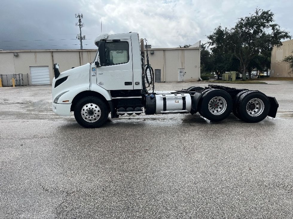 Day Cab Tractor-Heavy Duty Tractors-Volvo-2022-VNR64300-Tampa-FL-662,409\n\t\tmiles-$ 30,000 - Image 4