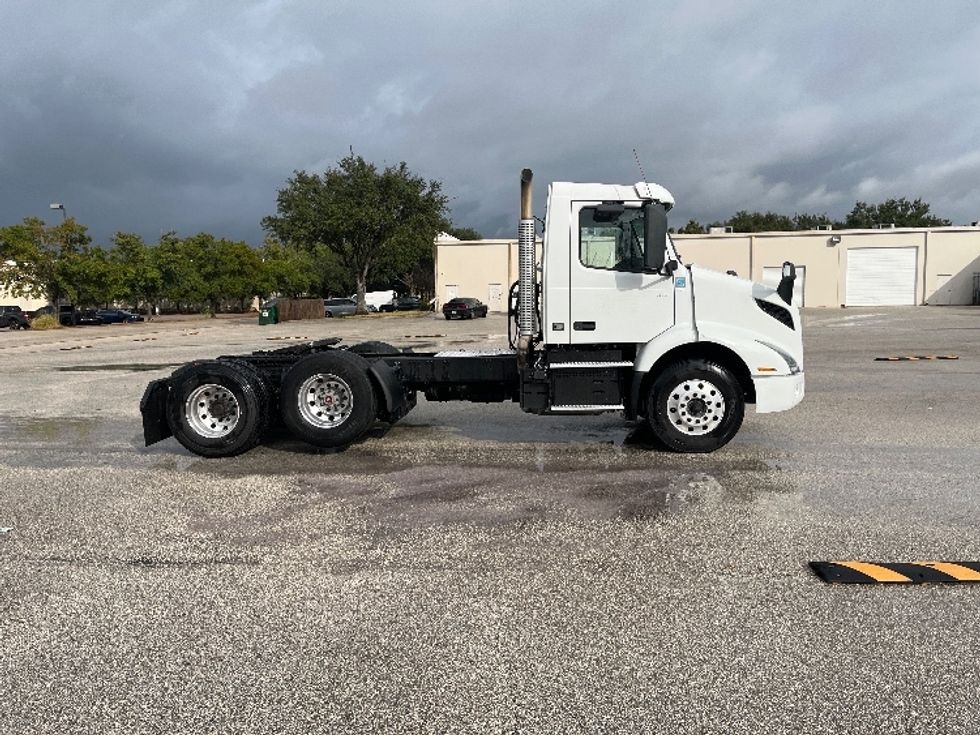 Day Cab Tractor-Heavy Duty Tractors-Volvo-2022-VNR64300-Tampa-FL-662,409\n\t\tmiles-$ 30,000 - Image 8