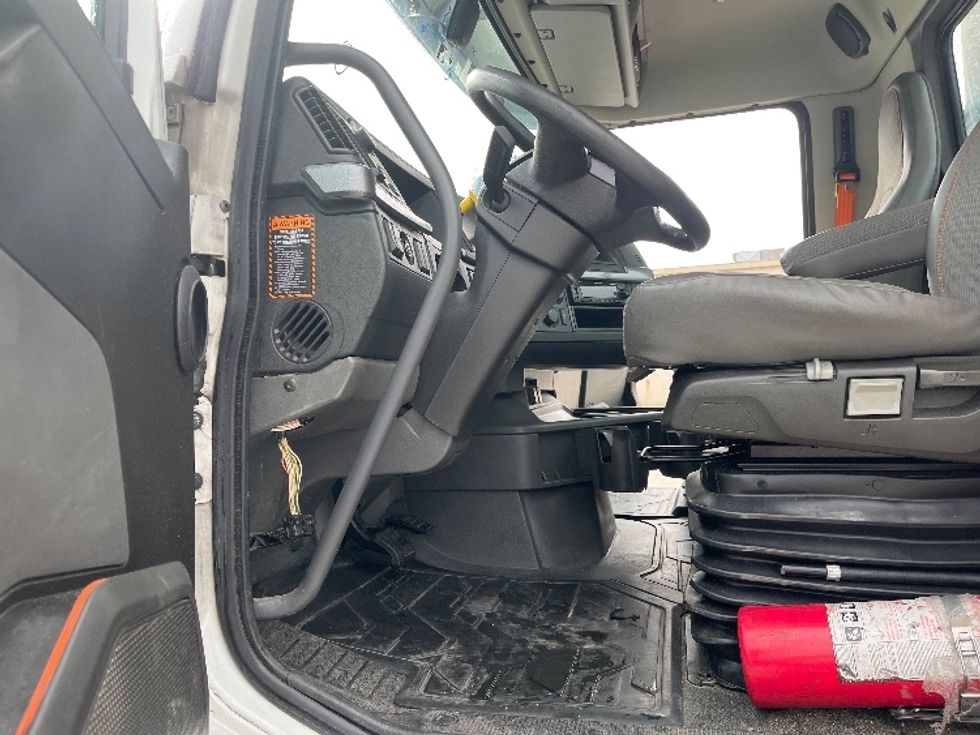 Day Cab Tractor-Heavy Duty Tractors-Volvo-2022-VNR64300-Tampa-FL-662,409\n\t\tmiles-$ 30,000 - Image 9