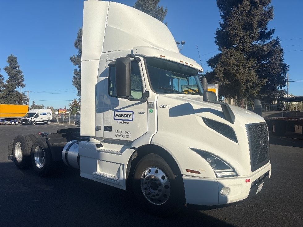 Day Cab Tractor-Heavy Duty Tractors-Volvo-2022-VNR64300-West Sacramento-CA-566,226\n\t\tmiles-$ 43,250 - Image 1
