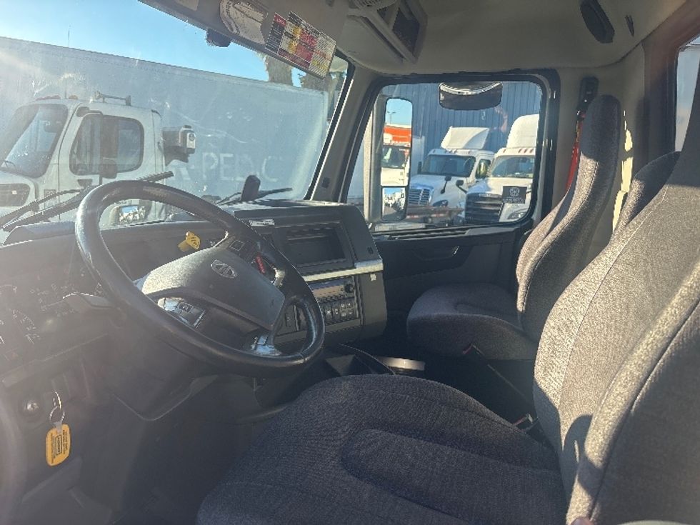 Day Cab Tractor-Heavy Duty Tractors-Volvo-2022-VNR64300-West Sacramento-CA-566,226\n\t\tmiles-$ 43,250 - Image 10