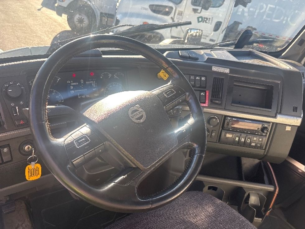 Day Cab Tractor-Heavy Duty Tractors-Volvo-2022-VNR64300-West Sacramento-CA-566,226\n\t\tmiles-$ 43,250 - Image 11