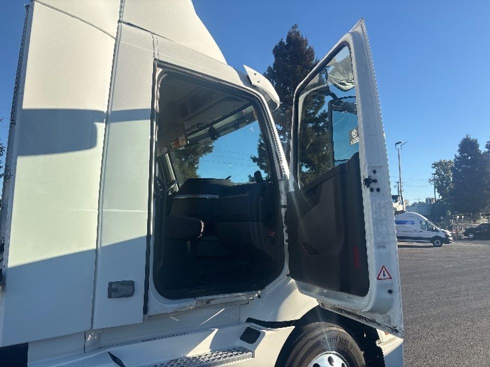Day Cab Tractor-Heavy Duty Tractors-Volvo-2022-VNR64300-West Sacramento-CA-566,226\n\t\tmiles-$ 43,250 - Image 12