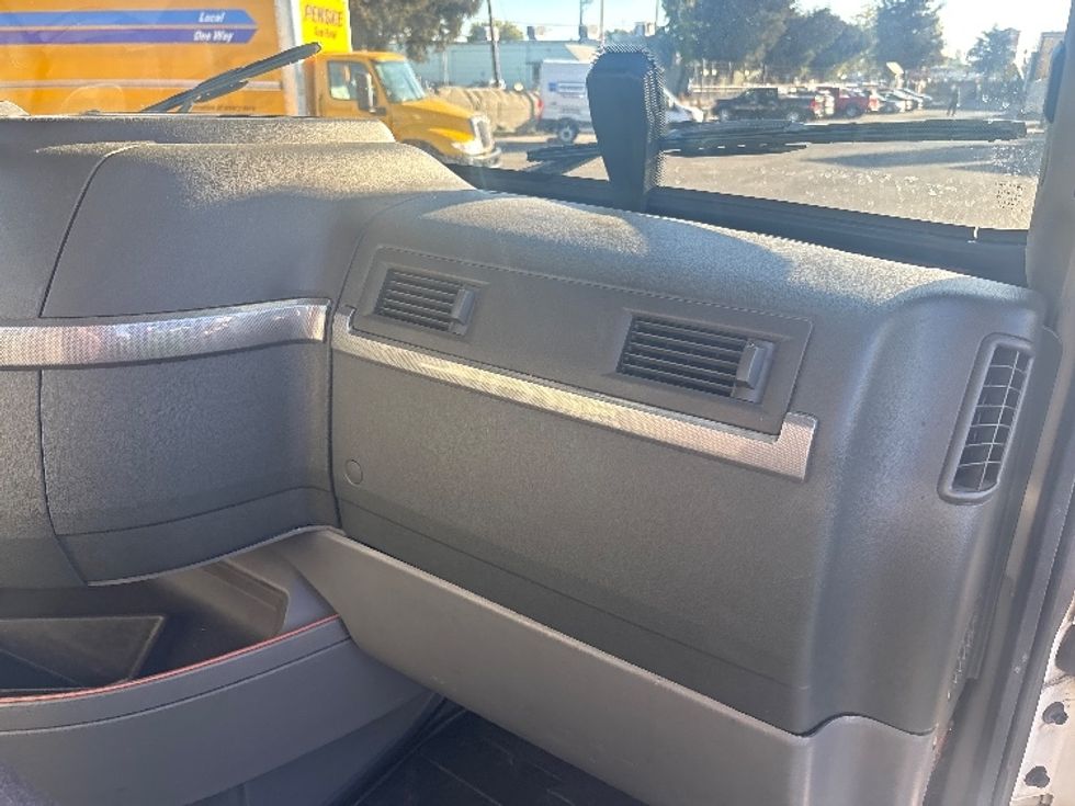 Day Cab Tractor-Heavy Duty Tractors-Volvo-2022-VNR64300-West Sacramento-CA-566,226\n\t\tmiles-$ 43,250 - Image 13