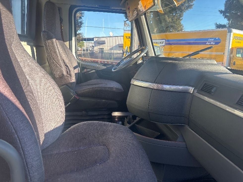Day Cab Tractor-Heavy Duty Tractors-Volvo-2022-VNR64300-West Sacramento-CA-566,226\n\t\tmiles-$ 43,250 - Image 14
