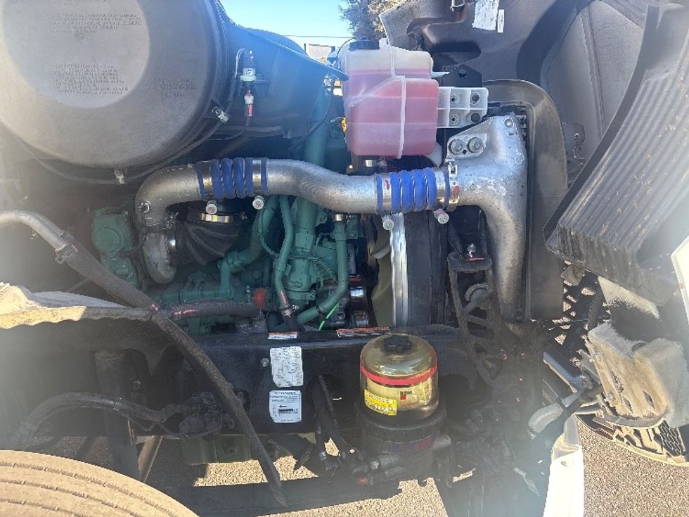 Day Cab Tractor-Heavy Duty Tractors-Volvo-2022-VNR64300-West Sacramento-CA-566,226\n\t\tmiles-$ 43,250 - Image 15