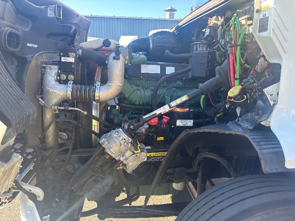 Day Cab Tractor-Heavy Duty Tractors-Volvo-2022-VNR64300-West Sacramento-CA-566,226\n\t\tmiles-$ 43,250 - Image 16