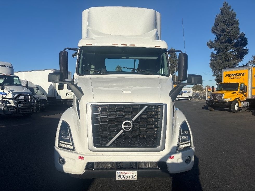 Day Cab Tractor-Heavy Duty Tractors-Volvo-2022-VNR64300-West Sacramento-CA-566,226\n\t\tmiles-$ 43,250 - Image 2