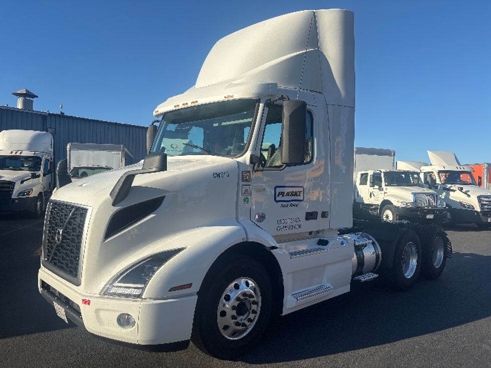 Day Cab Tractor-Heavy Duty Tractors-Volvo-2022-VNR64300-West Sacramento-CA-566,226\n\t\tmiles-$ 43,250 - Image 3