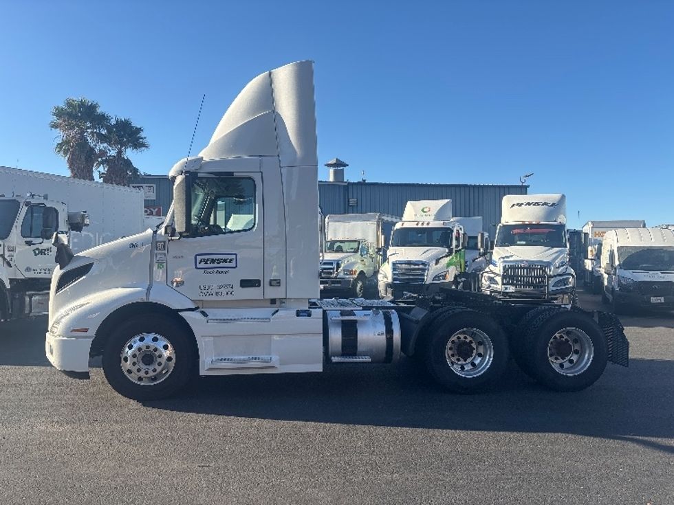 Day Cab Tractor-Heavy Duty Tractors-Volvo-2022-VNR64300-West Sacramento-CA-566,226\n\t\tmiles-$ 43,250 - Image 4