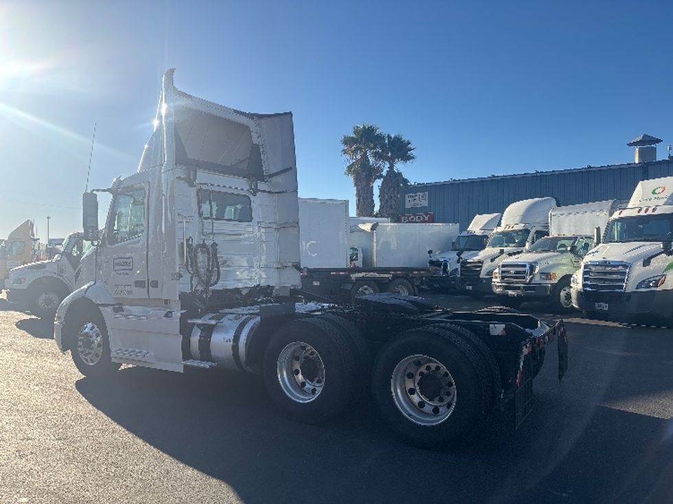 Day Cab Tractor-Heavy Duty Tractors-Volvo-2022-VNR64300-West Sacramento-CA-566,226\n\t\tmiles-$ 43,250 - Image 5