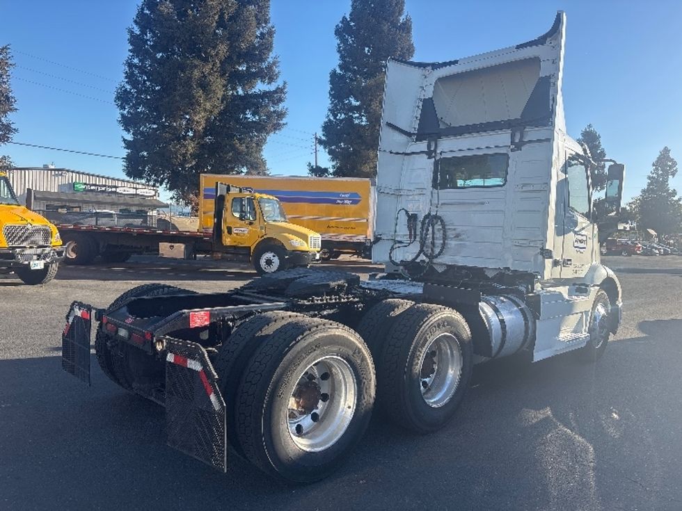 Day Cab Tractor-Heavy Duty Tractors-Volvo-2022-VNR64300-West Sacramento-CA-566,226\n\t\tmiles-$ 43,250 - Image 7