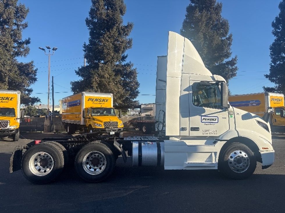 Day Cab Tractor-Heavy Duty Tractors-Volvo-2022-VNR64300-West Sacramento-CA-566,226\n\t\tmiles-$ 43,250 - Image 8