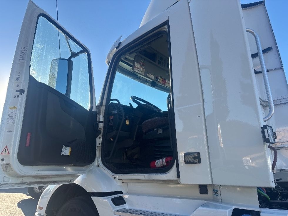 Day Cab Tractor-Heavy Duty Tractors-Volvo-2022-VNR64300-West Sacramento-CA-566,226\n\t\tmiles-$ 43,250 - Image 9