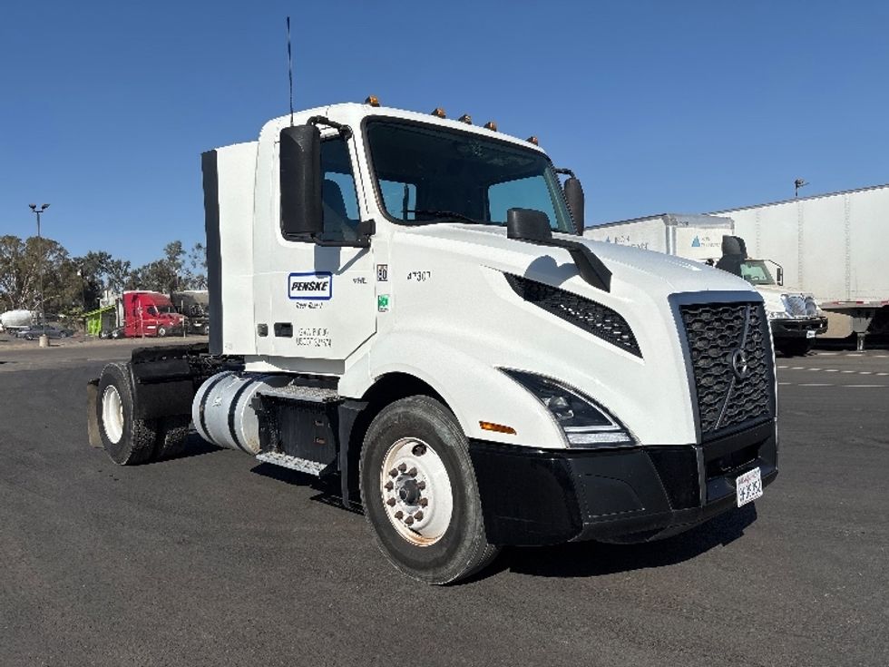 Day Cab Tractor-Heavy Duty Tractors-Volvo-2023-VNL42300-Fresno-CA-271,800\n\t\tmiles-$ 73,500 - Image 1