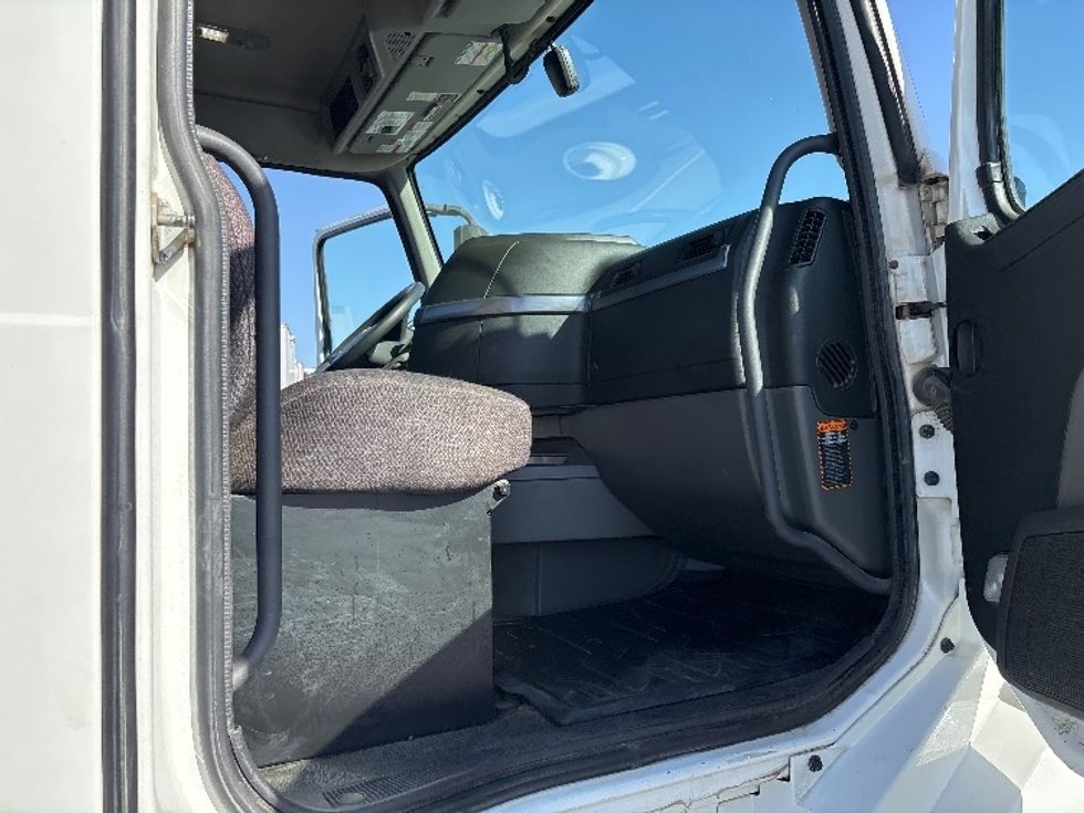 Day Cab Tractor-Heavy Duty Tractors-Volvo-2023-VNL42300-Fresno-CA-271,800\n\t\tmiles-$ 73,500 - Image 12