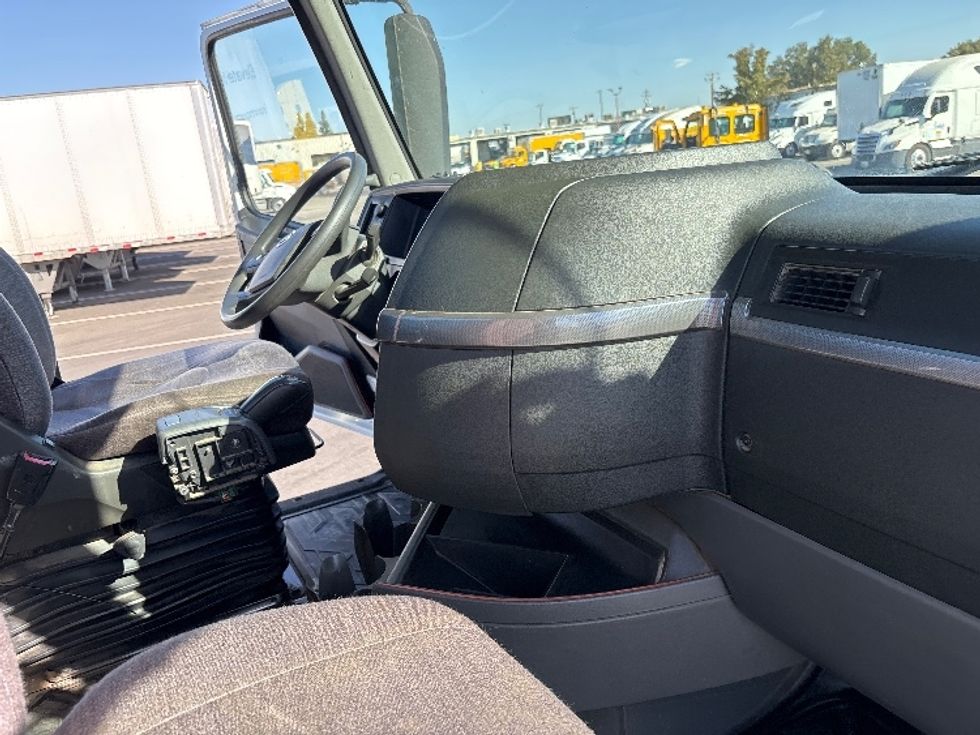 Day Cab Tractor-Heavy Duty Tractors-Volvo-2023-VNL42300-Fresno-CA-271,800\n\t\tmiles-$ 73,500 - Image 14