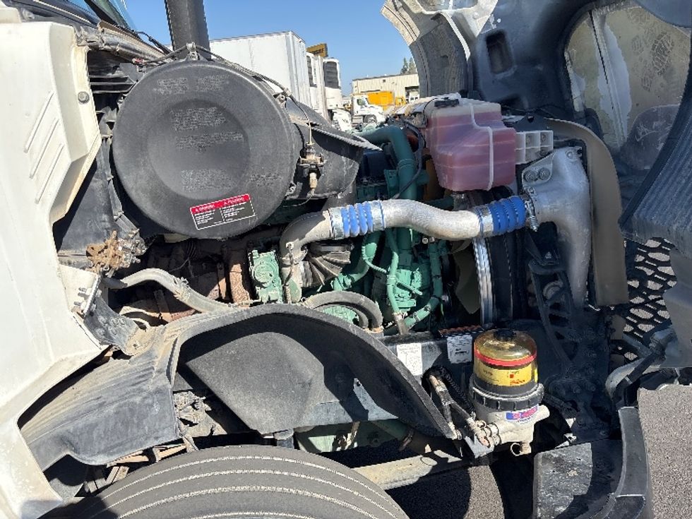 Day Cab Tractor-Heavy Duty Tractors-Volvo-2023-VNL42300-Fresno-CA-271,800\n\t\tmiles-$ 73,500 - Image 15