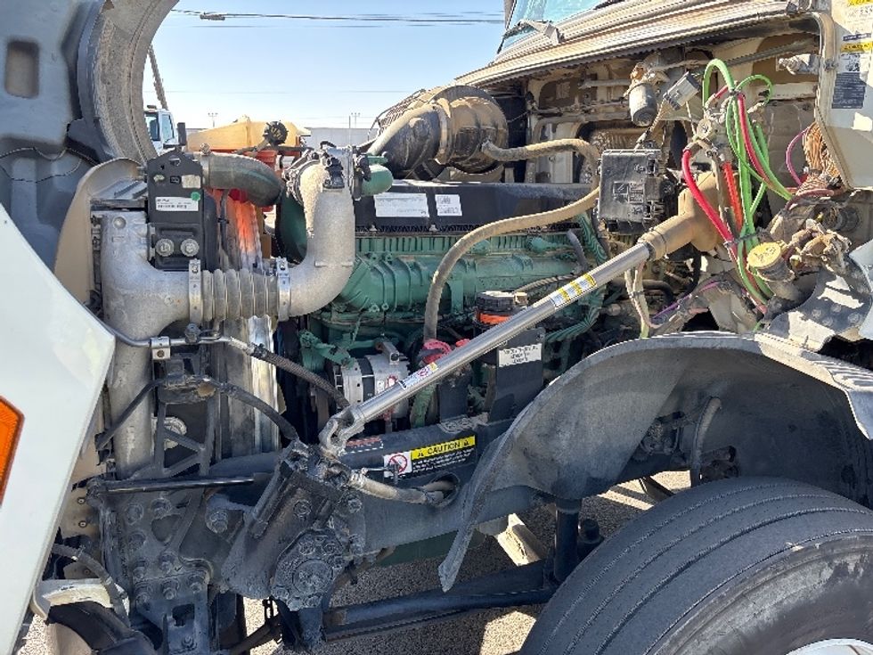 Day Cab Tractor-Heavy Duty Tractors-Volvo-2023-VNL42300-Fresno-CA-271,800\n\t\tmiles-$ 73,500 - Image 16