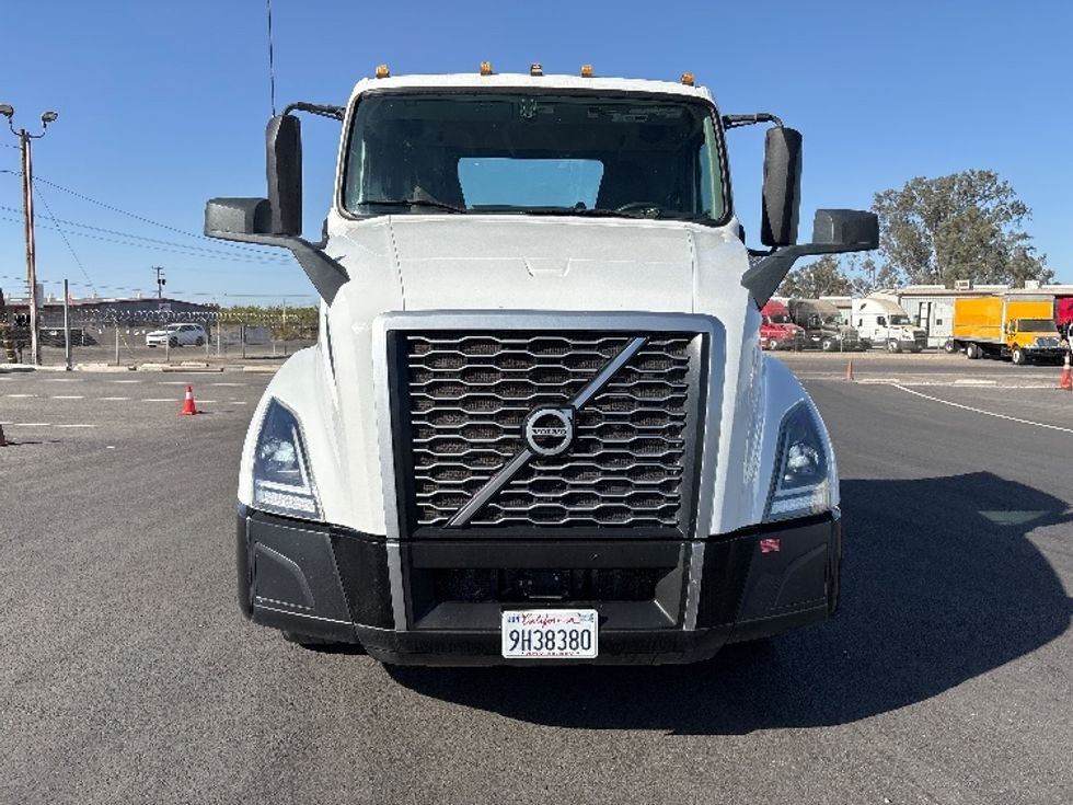 Day Cab Tractor-Heavy Duty Tractors-Volvo-2023-VNL42300-Fresno-CA-271,800\n\t\tmiles-$ 73,500 - Image 2