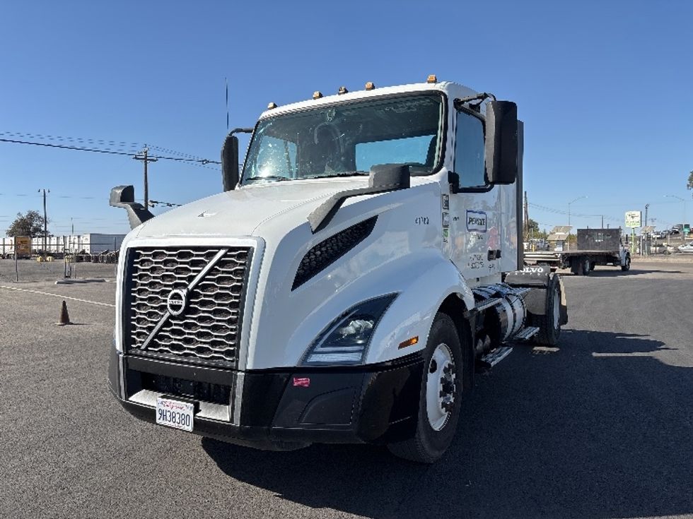 Day Cab Tractor-Heavy Duty Tractors-Volvo-2023-VNL42300-Fresno-CA-271,800\n\t\tmiles-$ 73,500 - Image 3
