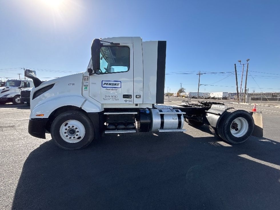 Day Cab Tractor-Heavy Duty Tractors-Volvo-2023-VNL42300-Fresno-CA-271,800\n\t\tmiles-$ 73,500 - Image 4