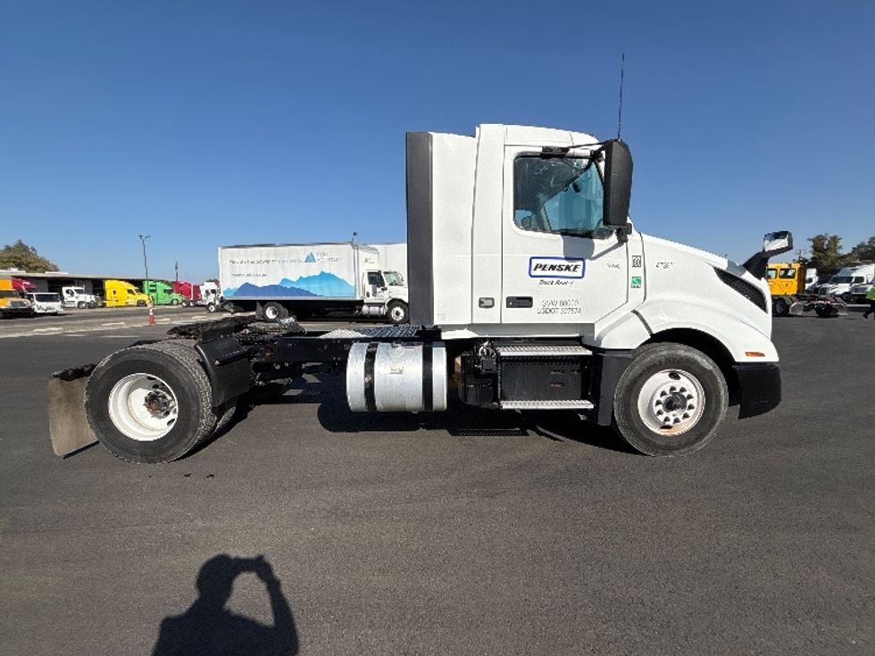 Day Cab Tractor-Heavy Duty Tractors-Volvo-2023-VNL42300-Fresno-CA-271,800\n\t\tmiles-$ 73,500 - Image 8