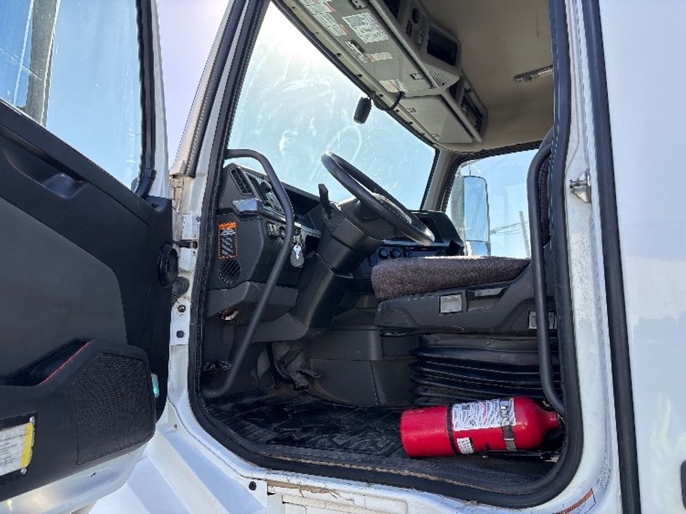 Day Cab Tractor-Heavy Duty Tractors-Volvo-2023-VNL42300-Fresno-CA-271,800\n\t\tmiles-$ 73,500 - Image 9