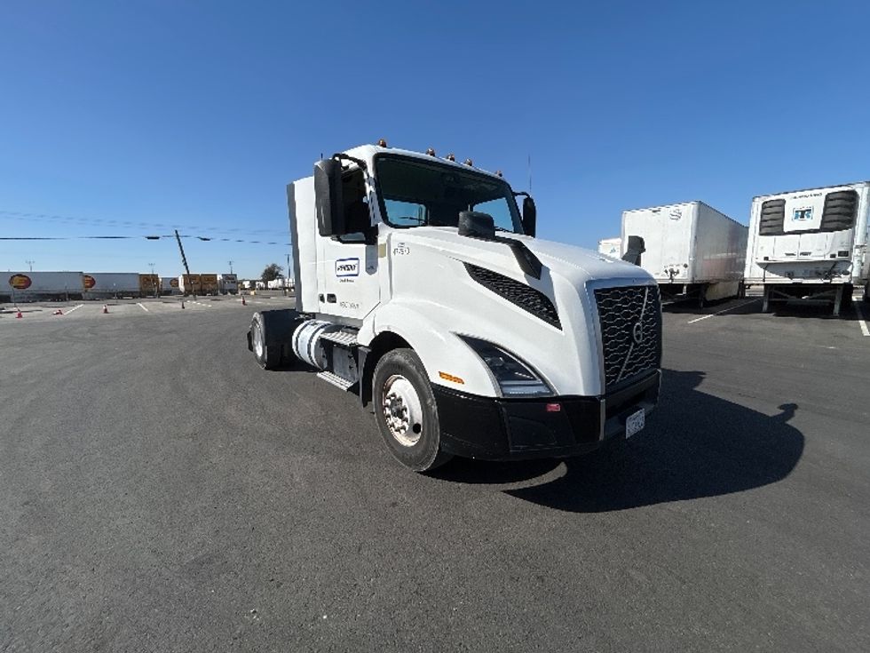 Day Cab Tractor-Heavy Duty Tractors-Volvo-2023-VNL42300-Fresno-CA-280,015\n\t\tmiles-$ 73,000 - Image 1