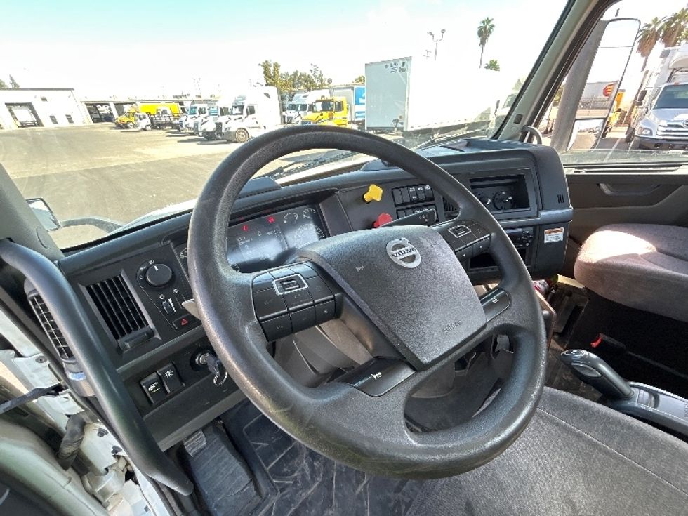 Day Cab Tractor-Heavy Duty Tractors-Volvo-2023-VNL42300-Fresno-CA-280,015\n\t\tmiles-$ 73,000 - Image 10