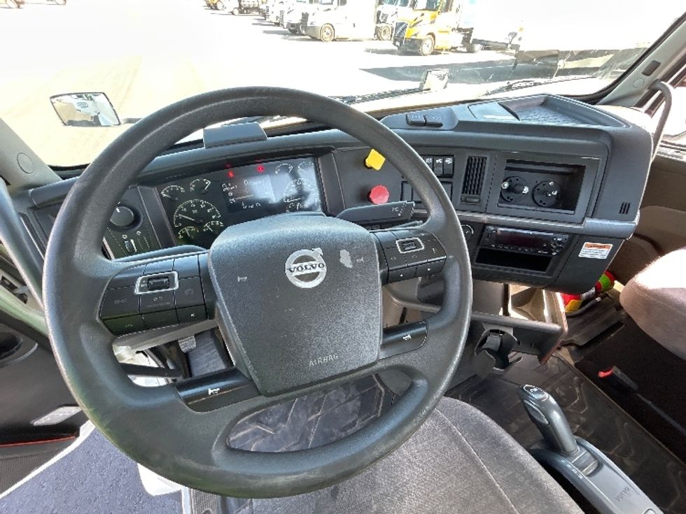 Day Cab Tractor-Heavy Duty Tractors-Volvo-2023-VNL42300-Fresno-CA-280,015\n\t\tmiles-$ 73,000 - Image 11