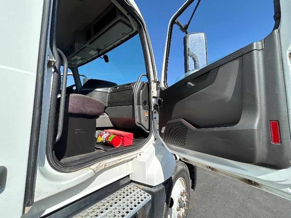 Day Cab Tractor-Heavy Duty Tractors-Volvo-2023-VNL42300-Fresno-CA-280,015\n\t\tmiles-$ 73,000 - Image 12