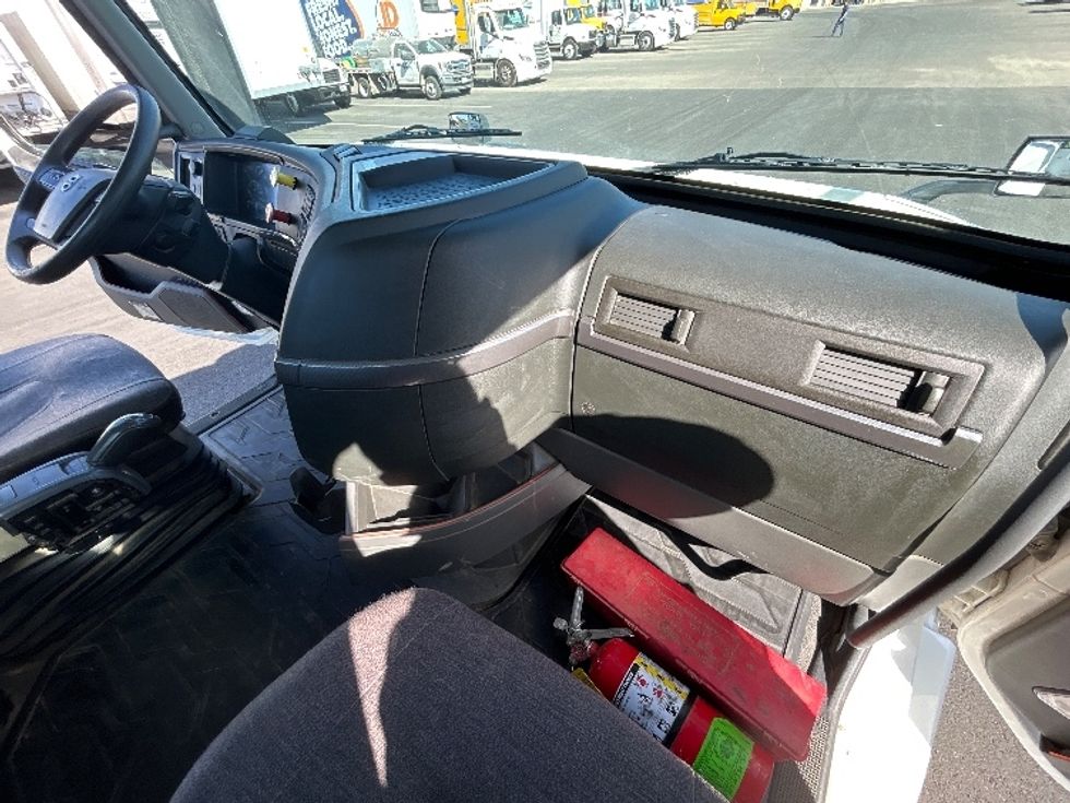 Day Cab Tractor-Heavy Duty Tractors-Volvo-2023-VNL42300-Fresno-CA-280,015\n\t\tmiles-$ 73,000 - Image 13