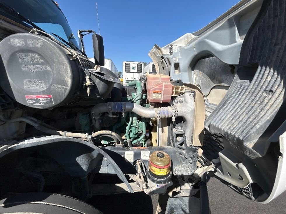 Day Cab Tractor-Heavy Duty Tractors-Volvo-2023-VNL42300-Fresno-CA-280,015\n\t\tmiles-$ 73,000 - Image 15