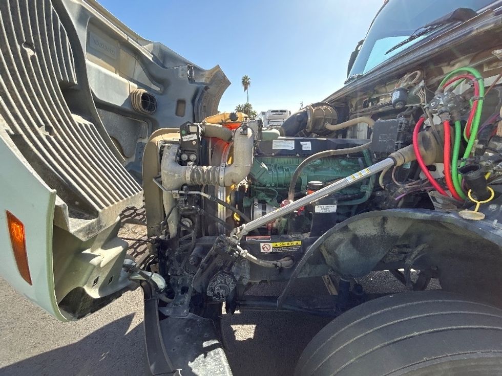 Day Cab Tractor-Heavy Duty Tractors-Volvo-2023-VNL42300-Fresno-CA-280,015\n\t\tmiles-$ 73,000 - Image 16