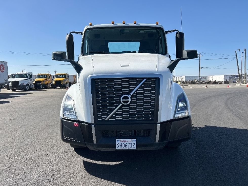 Day Cab Tractor-Heavy Duty Tractors-Volvo-2023-VNL42300-Fresno-CA-280,015\n\t\tmiles-$ 73,000 - Image 2