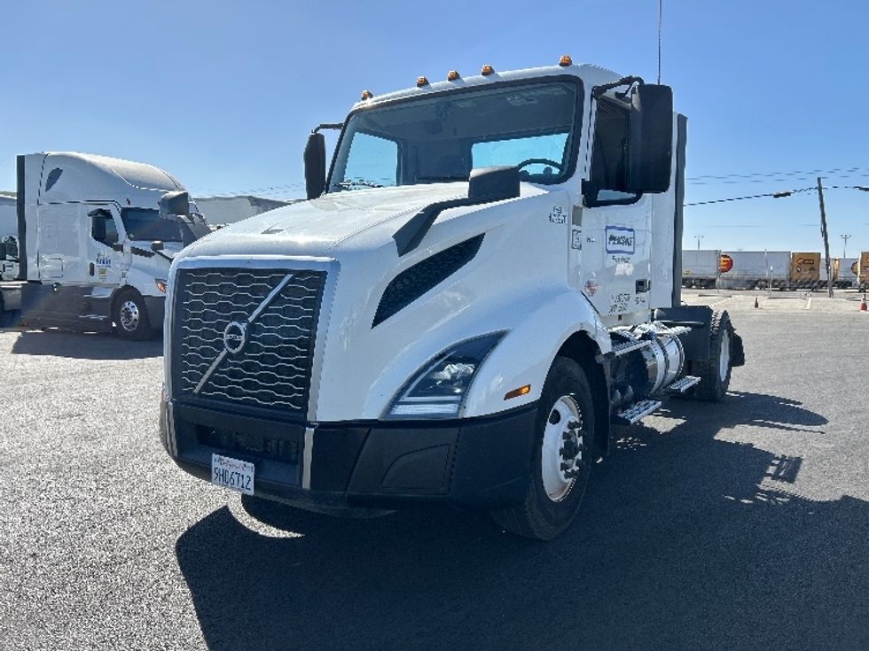 Day Cab Tractor-Heavy Duty Tractors-Volvo-2023-VNL42300-Fresno-CA-280,015\n\t\tmiles-$ 73,000 - Image 3