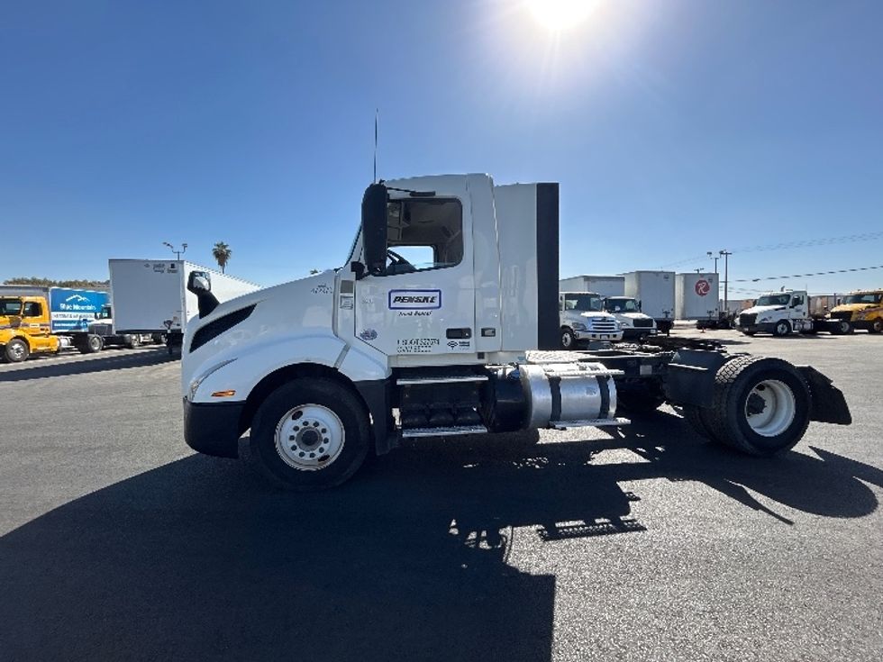 Day Cab Tractor-Heavy Duty Tractors-Volvo-2023-VNL42300-Fresno-CA-280,015\n\t\tmiles-$ 73,000 - Image 4
