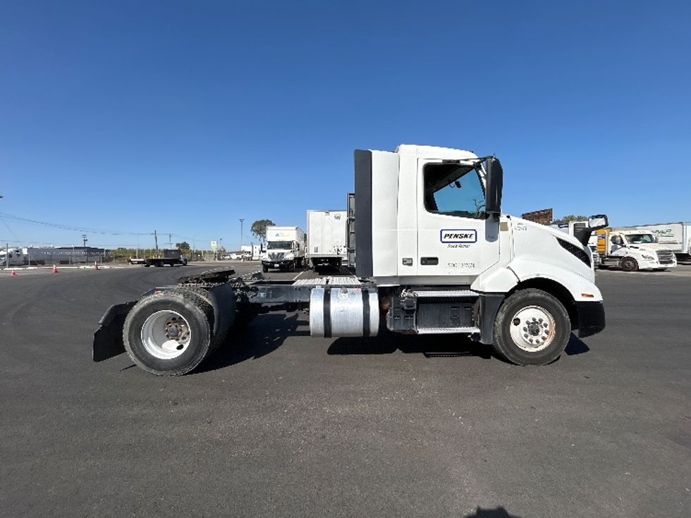 Day Cab Tractor-Heavy Duty Tractors-Volvo-2023-VNL42300-Fresno-CA-280,015\n\t\tmiles-$ 73,000 - Image 8