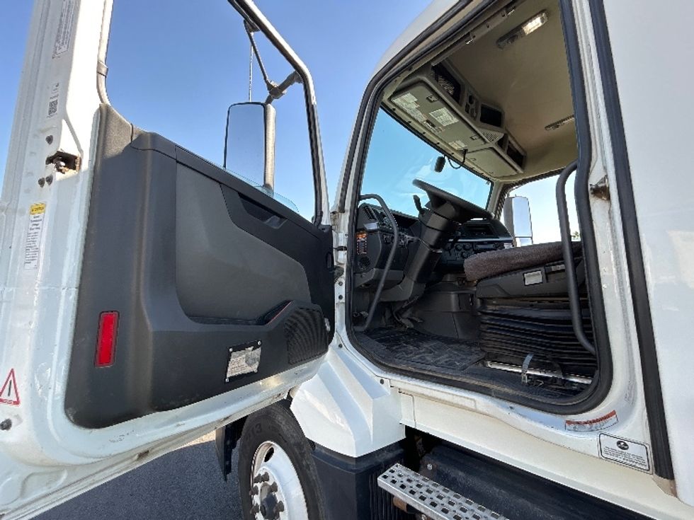 Day Cab Tractor-Heavy Duty Tractors-Volvo-2023-VNL42300-Fresno-CA-280,015\n\t\tmiles-$ 73,000 - Image 9