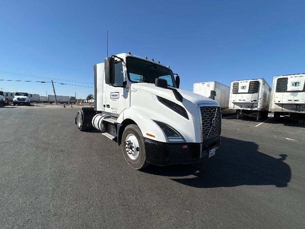 Day Cab Tractor-Heavy Duty Tractors-Volvo-2023-VNL42300-Fresno-CA-333,500\n\t\tmiles-$ 68,500 - Image 1
