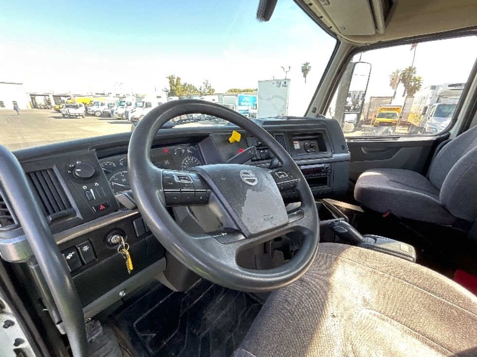 Day Cab Tractor-Heavy Duty Tractors-Volvo-2023-VNL42300-Fresno-CA-333,500\n\t\tmiles-$ 68,500 - Image 10