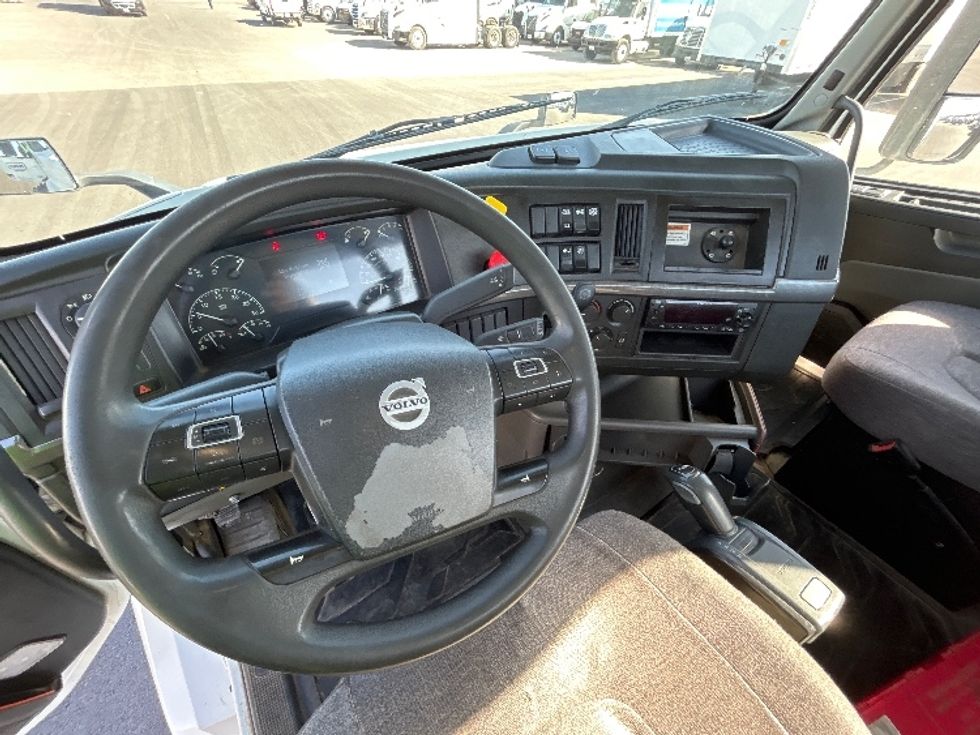 Day Cab Tractor-Heavy Duty Tractors-Volvo-2023-VNL42300-Fresno-CA-333,500\n\t\tmiles-$ 68,500 - Image 11