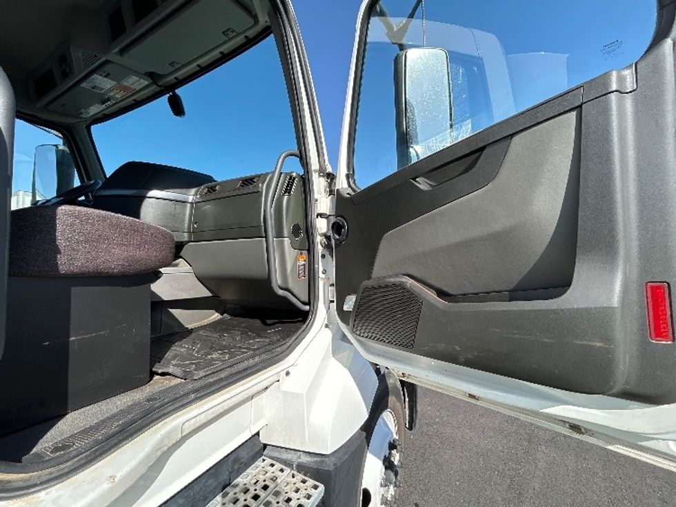 Day Cab Tractor-Heavy Duty Tractors-Volvo-2023-VNL42300-Fresno-CA-333,500\n\t\tmiles-$ 68,500 - Image 12