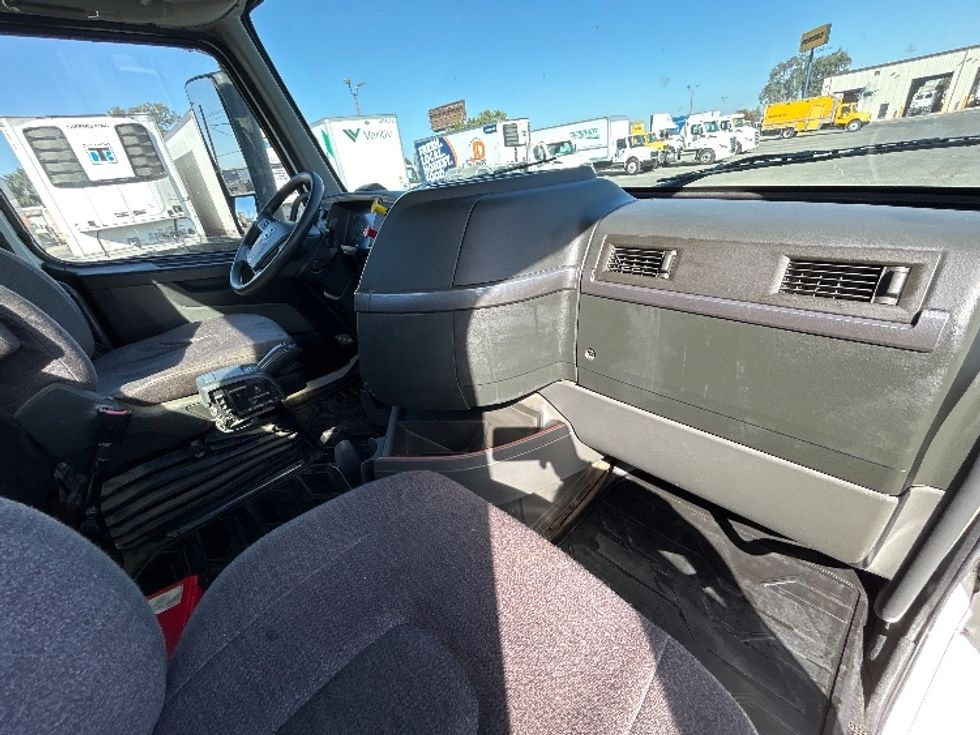 Day Cab Tractor-Heavy Duty Tractors-Volvo-2023-VNL42300-Fresno-CA-333,500\n\t\tmiles-$ 68,500 - Image 13