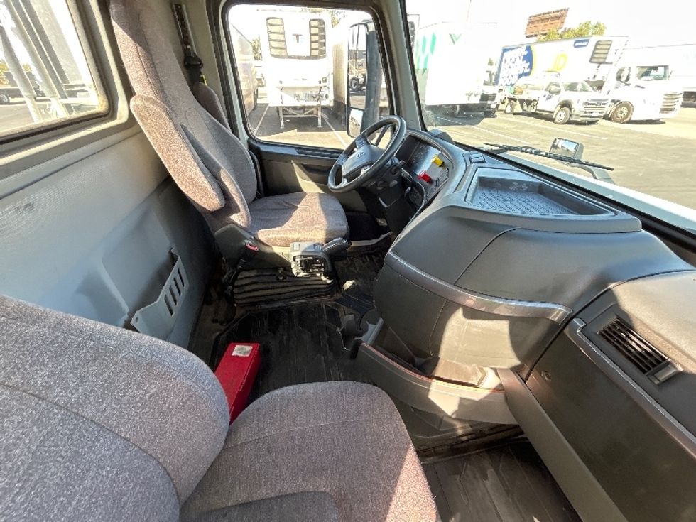 Day Cab Tractor-Heavy Duty Tractors-Volvo-2023-VNL42300-Fresno-CA-333,500\n\t\tmiles-$ 68,500 - Image 14