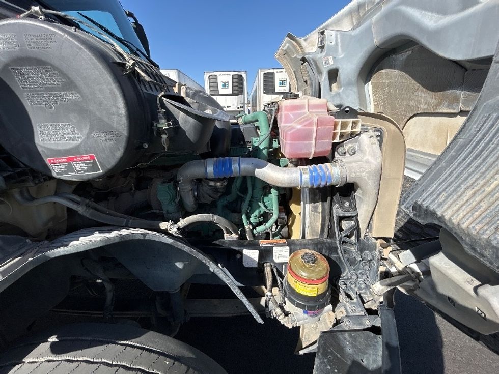 Day Cab Tractor-Heavy Duty Tractors-Volvo-2023-VNL42300-Fresno-CA-333,500\n\t\tmiles-$ 68,500 - Image 15