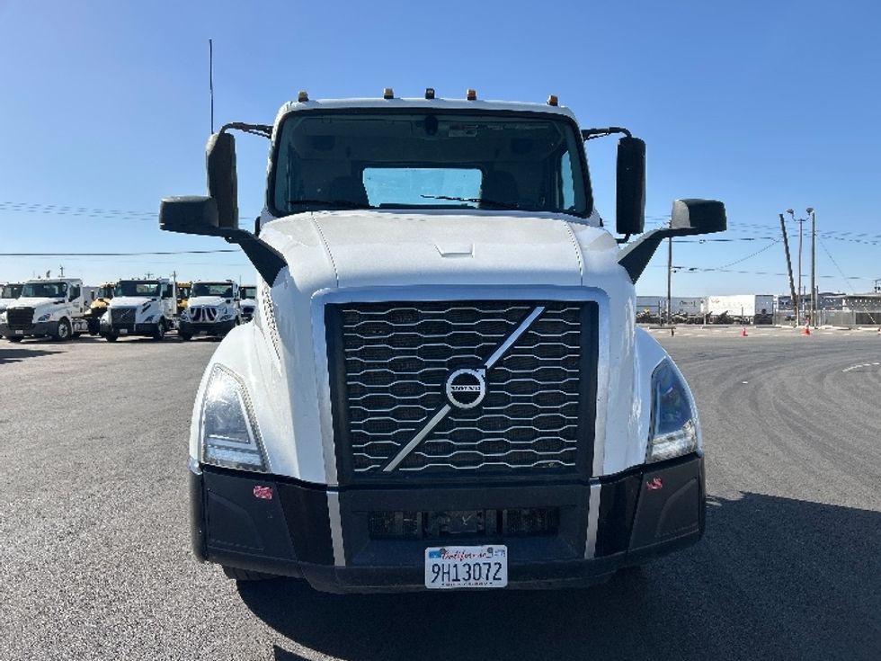 Day Cab Tractor-Heavy Duty Tractors-Volvo-2023-VNL42300-Fresno-CA-333,500\n\t\tmiles-$ 68,500 - Image 2